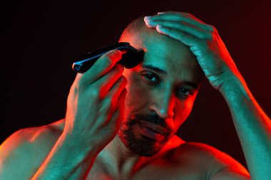 Orta yaşlı Latin yakışıklı bir adamın güzel portresi. 