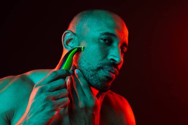 Orta yaşlı Latin yakışıklı bir adamın güzel portresi. 