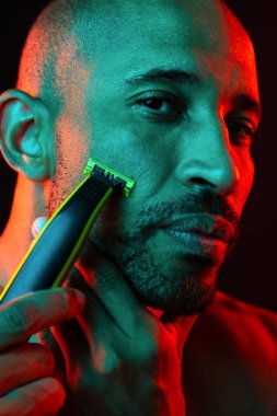 Orta yaşlı Latin yakışıklı bir adamın güzel portresi. 