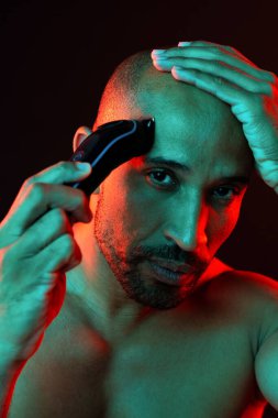 Orta yaşlı Latin yakışıklı bir adamın güzel portresi. 