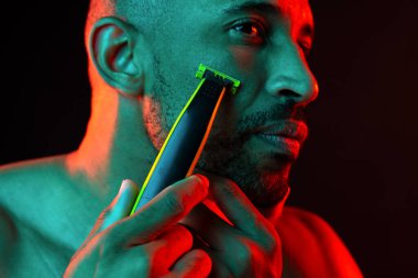 Orta yaşlı Latin yakışıklı bir adamın güzel portresi. 