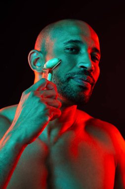 Orta yaşlı Latin yakışıklı bir adamın güzel portresi. 