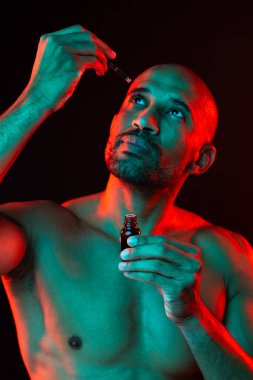 Orta yaşlı Latin yakışıklı bir adamın güzel portresi. 