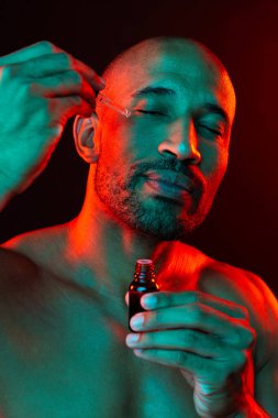 Orta yaşlı Latin yakışıklı bir adamın güzel portresi. 