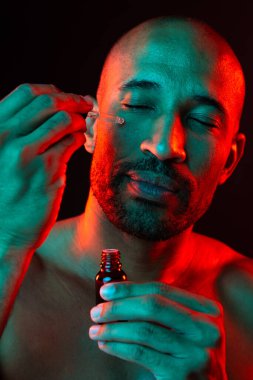 Orta yaşlı Latin yakışıklı bir adamın güzel portresi. 