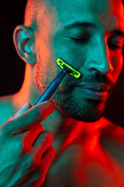 Orta yaşlı Latin yakışıklı bir adamın güzel portresi. 