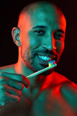 Orta yaşlı Latin yakışıklı bir adamın güzel portresi. 