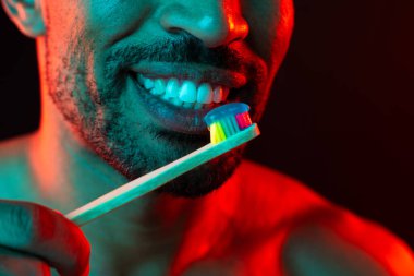 Orta yaşlı Latin yakışıklı bir adamın güzel portresi. 