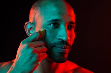 Orta yaşlı Latin yakışıklı bir adamın güzel portresi. 