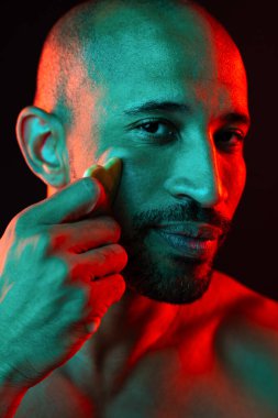 Orta yaşlı Latin yakışıklı bir adamın güzel portresi. 