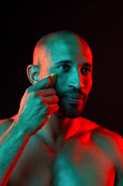 Orta yaşlı Latin yakışıklı bir adamın güzel portresi. 