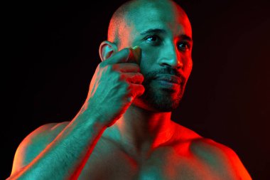 Orta yaşlı Latin yakışıklı bir adamın güzel portresi. 