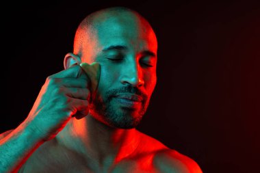 Orta yaşlı Latin yakışıklı bir adamın güzel portresi. 