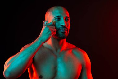 Orta yaşlı Latin yakışıklı bir adamın güzel portresi. 