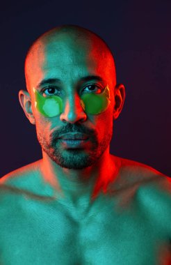 Orta yaşlı Latin yakışıklı bir adamın güzel portresi. 