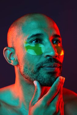 Orta yaşlı Latin yakışıklı bir adamın güzel portresi. 