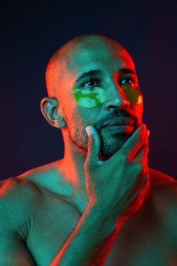 Orta yaşlı Latin yakışıklı bir adamın güzel portresi. 