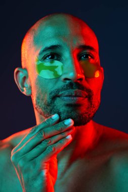 Orta yaşlı Latin yakışıklı bir adamın güzel portresi. 