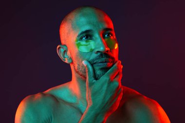 Orta yaşlı Latin yakışıklı bir adamın güzel portresi. 