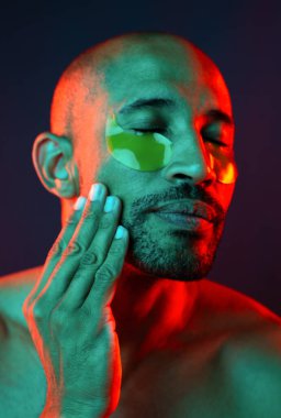 Orta yaşlı Latin yakışıklı bir adamın güzel portresi. 