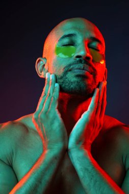 Orta yaşlı Latin yakışıklı bir adamın güzel portresi. 