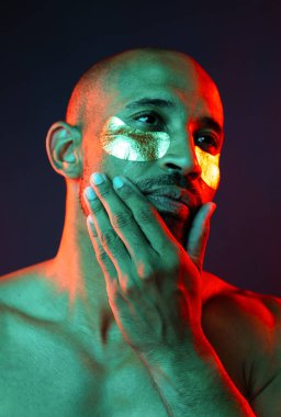 Orta yaşlı Latin yakışıklı bir adamın güzel portresi. 