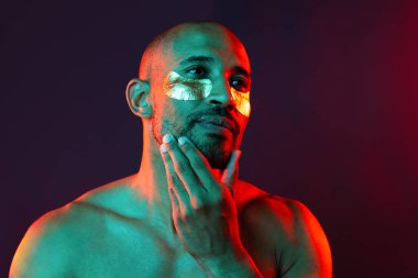 Orta yaşlı Latin yakışıklı bir adamın güzel portresi. 