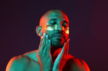 Orta yaşlı Latin yakışıklı bir adamın güzel portresi. 