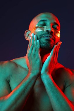 Orta yaşlı Latin yakışıklı bir adamın güzel portresi. 