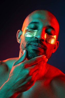 Orta yaşlı Latin yakışıklı bir adamın güzel portresi. 