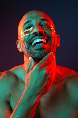 Orta yaşlı Latin yakışıklı bir adamın güzel portresi. 