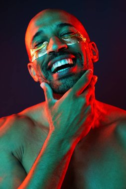 Orta yaşlı Latin yakışıklı bir adamın güzel portresi. 