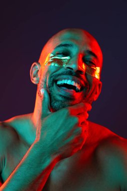 Orta yaşlı Latin yakışıklı bir adamın güzel portresi. 