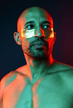 Orta yaşlı Latin yakışıklı bir adamın güzel portresi. 