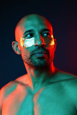 Orta yaşlı Latin yakışıklı bir adamın güzel portresi. 