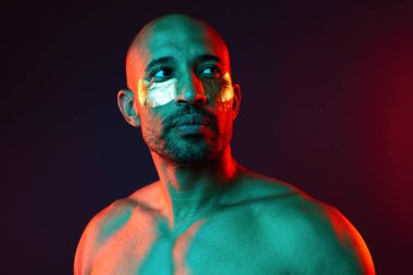 Orta yaşlı Latin yakışıklı bir adamın güzel portresi. 