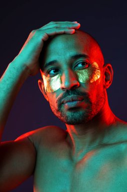 Orta yaşlı Latin yakışıklı bir adamın güzel portresi. 