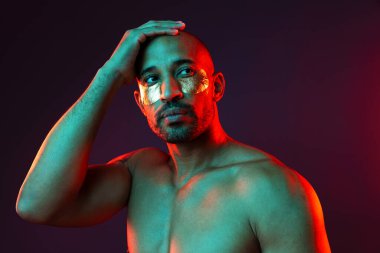 Orta yaşlı Latin yakışıklı bir adamın güzel portresi. 