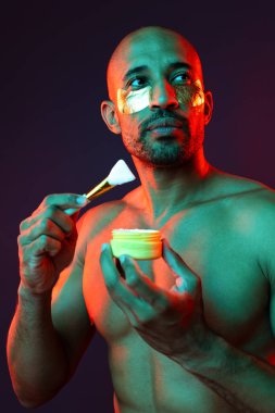 Orta yaşlı Latin yakışıklı bir adamın güzel portresi. 