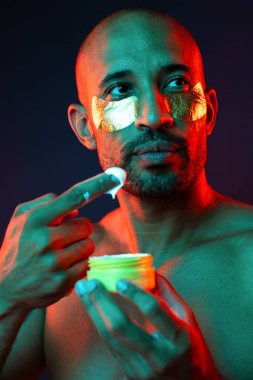 Orta yaşlı Latin yakışıklı bir adamın güzel portresi. 