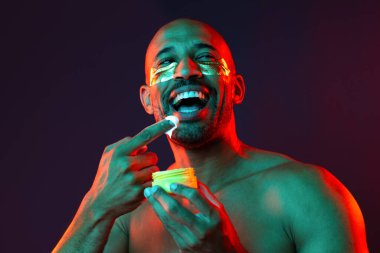 Orta yaşlı Latin yakışıklı bir adamın güzel portresi. 