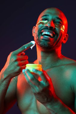 Orta yaşlı Latin yakışıklı bir adamın güzel portresi. 