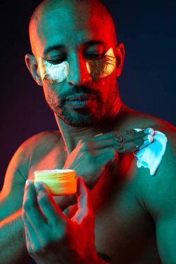 Orta yaşlı Latin yakışıklı bir adamın güzel portresi. 