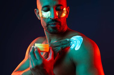 Orta yaşlı Latin yakışıklı bir adamın güzel portresi. 