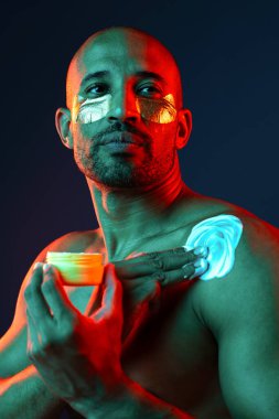 Orta yaşlı Latin yakışıklı bir adamın güzel portresi. 