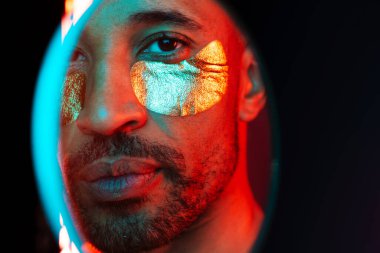 Orta yaşlı Latin yakışıklı bir adamın güzel portresi. 