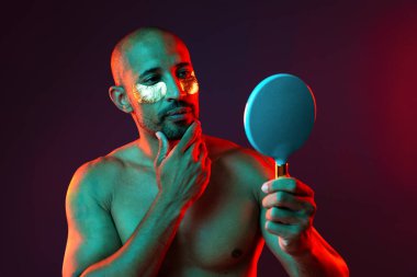 Orta yaşlı Latin yakışıklı bir adamın güzel portresi. 