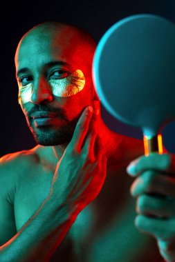 Orta yaşlı Latin yakışıklı bir adamın güzel portresi. 