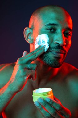 Orta yaşlı Latin yakışıklı bir adamın güzel portresi. 