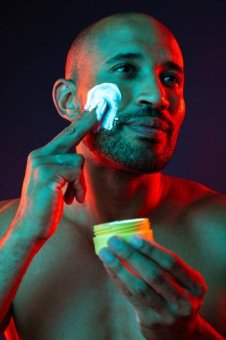 Orta yaşlı Latin yakışıklı bir adamın güzel portresi. 